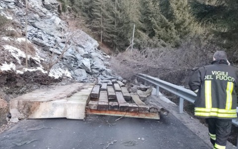Frana a Semogo interrompe viabilità