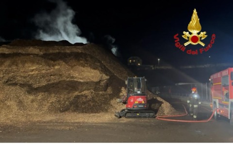 Incendio a Villa di Tirano: un deposito di cippato in fiamme