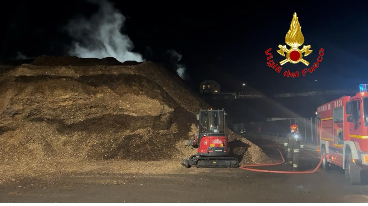 Incendio a Villa di Tirano: un deposito di cippato in fiamme