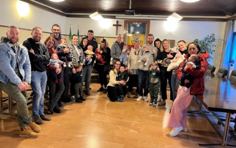 Incontro tra l’amministrazione e le famiglie dei neonati del 2025