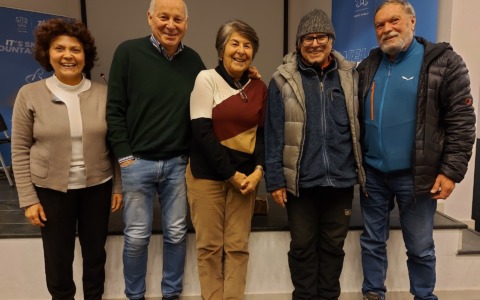 Conferenza dedicata a escursioni, filosofia e il Mal di Montagna