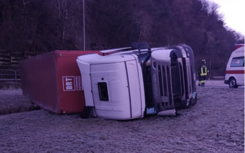 Forcola: un camion esce di strada