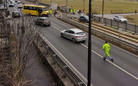 Incidente sulla Statale 38 a Colorina: un’auto termina sui binari ferroviari