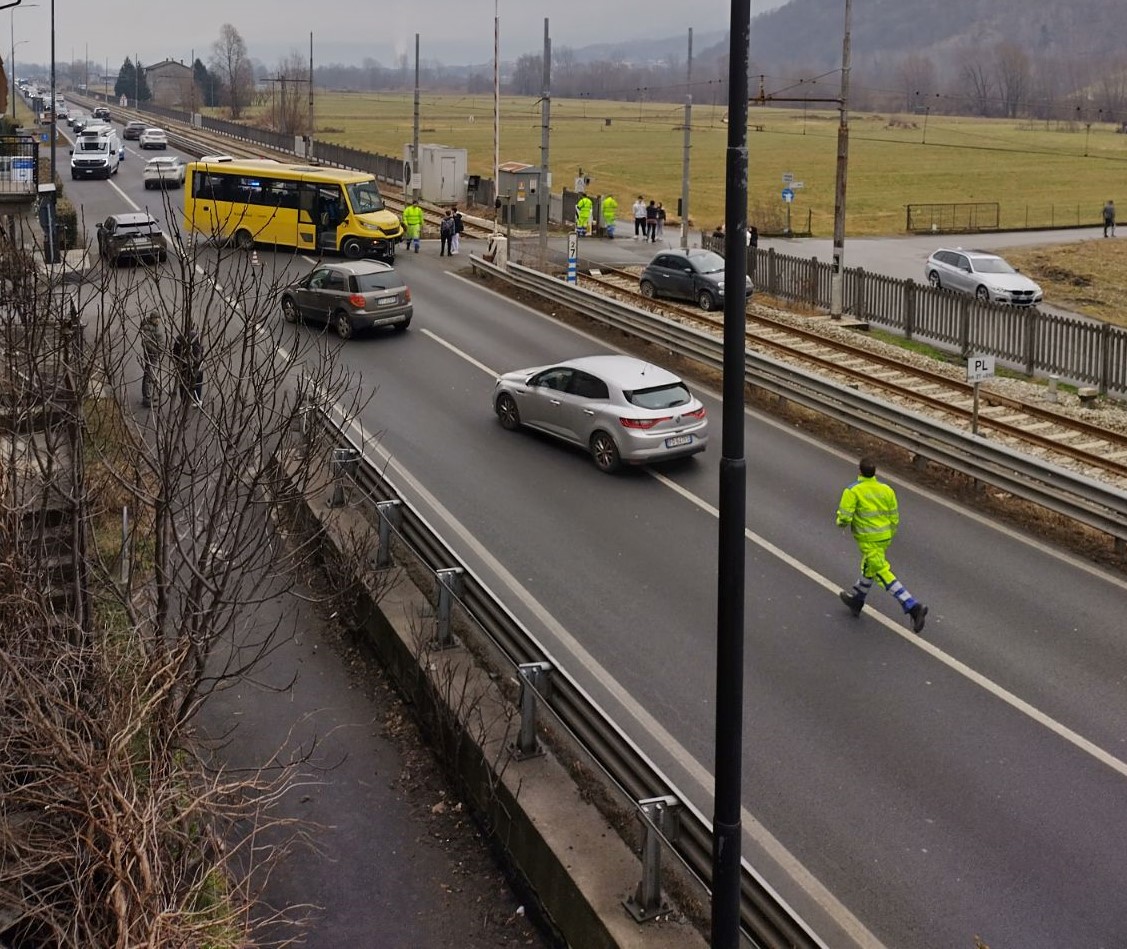 Incidente sulla Statale 38 a Colorina: un’auto termina sui binari ferroviari