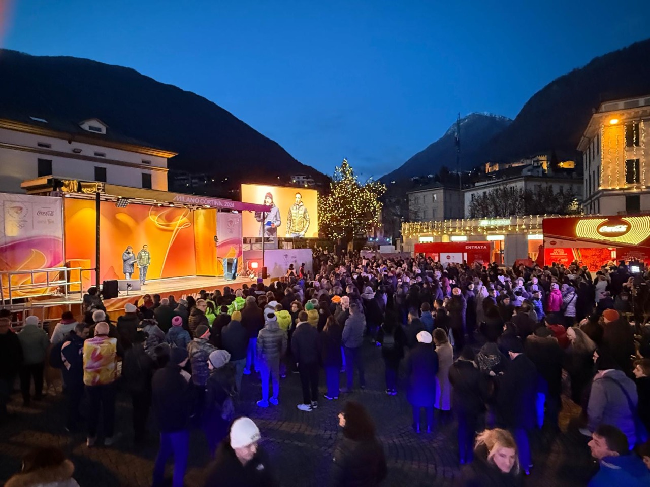 Sondrio celebra l’arrivo della fiamma olimpica in Piazza Garibaldi