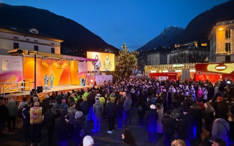 Sondrio celebra l’arrivo della fiamma olimpica in Piazza Garibaldi