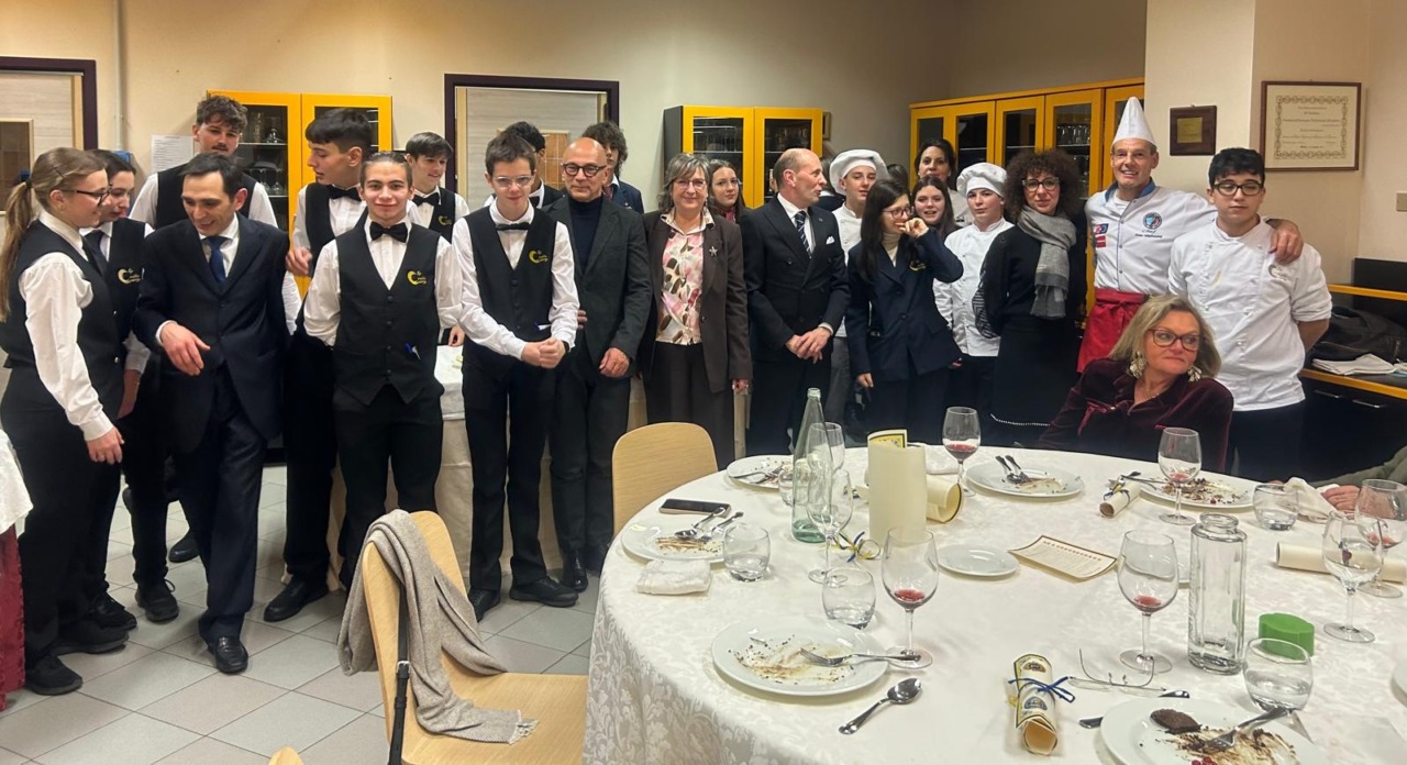 “UniAMOci per un sorriso”: solidarietà e partecipazione alla cena benefica