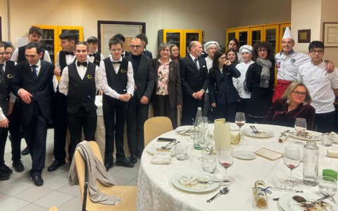 “UniAMOci per un sorriso”: solidarietà e partecipazione alla cena benefica