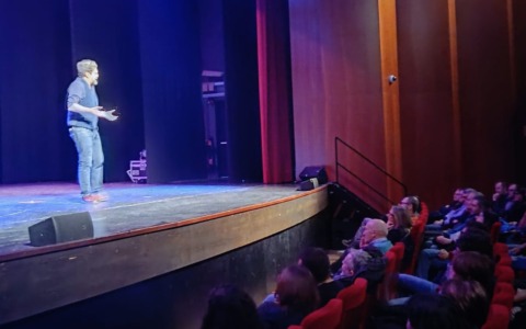 Antonio Ornano incanta il Sociale con la sua ironia