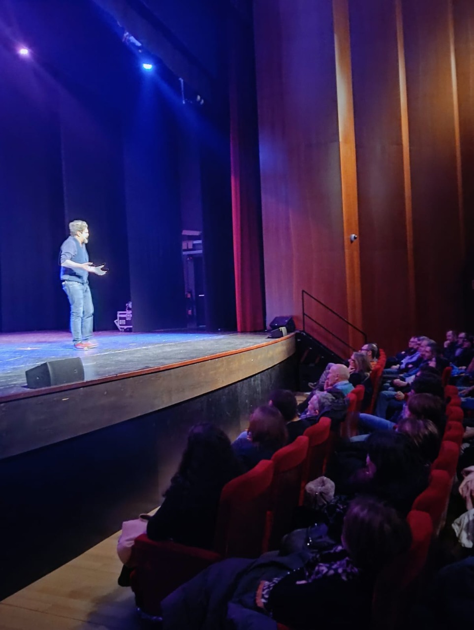 Antonio Ornano incanta il Sociale con la sua ironia