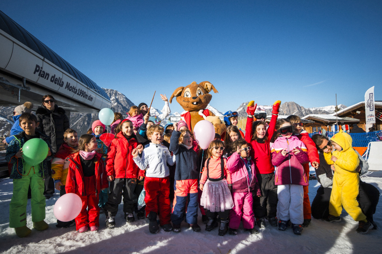 Carnevaldidentro: festa di musica e sci in maschera sulla neve