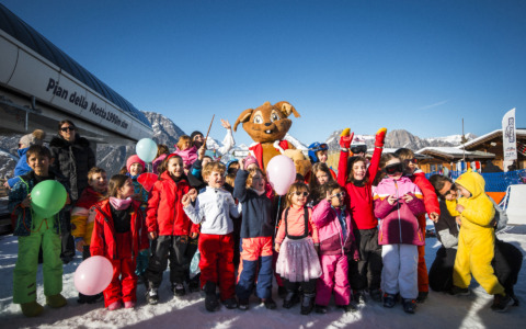 Carnevaldidentro: festa di musica e sci in maschera sulla neve
