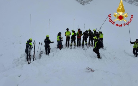 Continuano le ricerche dell’uomo travolto da una valanga sopra Monte Spluga