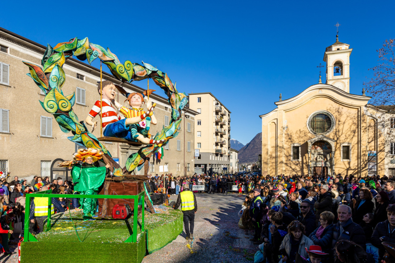 Il Carnevale di Morbegno 2026: un trionfo di colori e tradizione con migliaia di visitatori