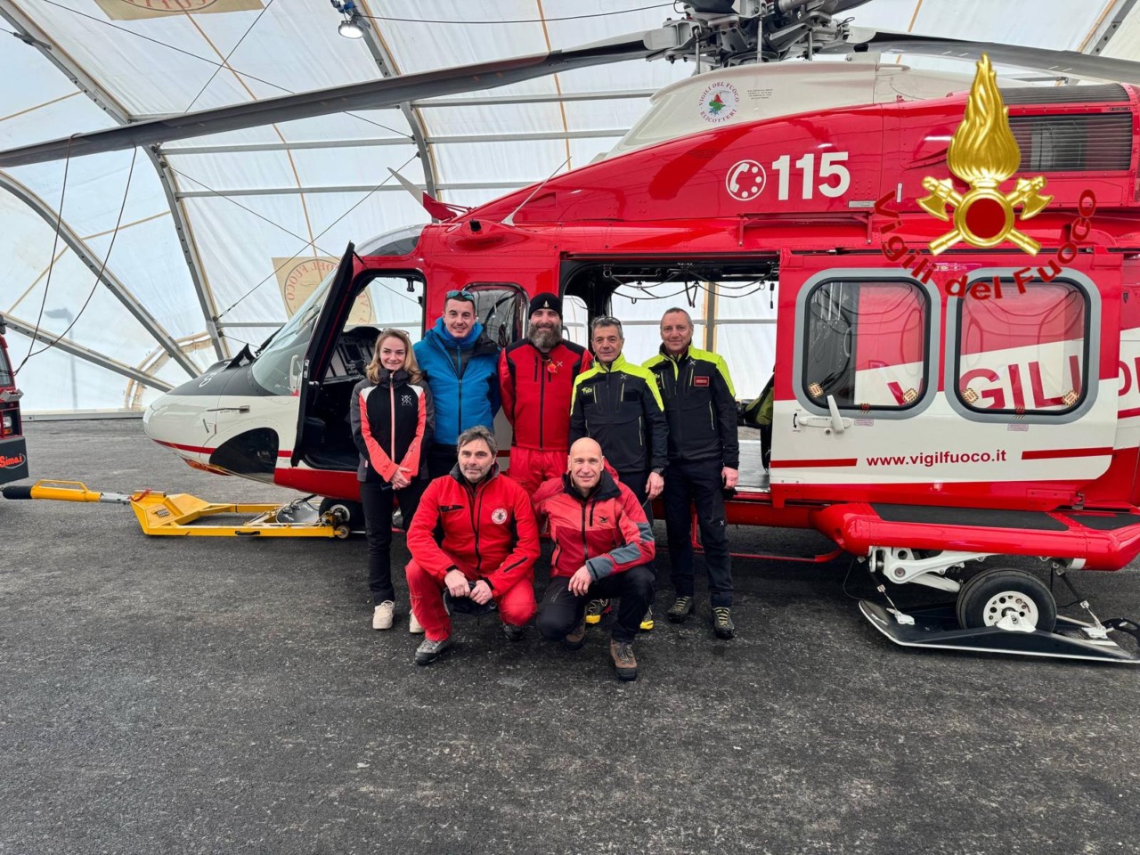 Lo snowboarder salvato incontra i soccorritori