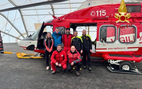 Lo snowboarder salvato incontra i soccorritori