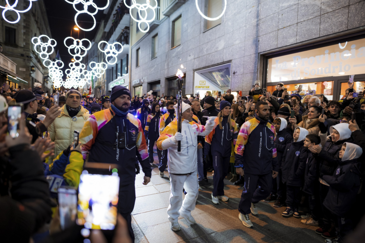 Olimpiadi 2026: piazza Garibaldi brilla con la fiamma olimpica