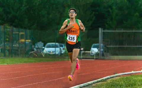 Daniele Molatore conquista i 10.000 metri a Vigevano con un tempo record