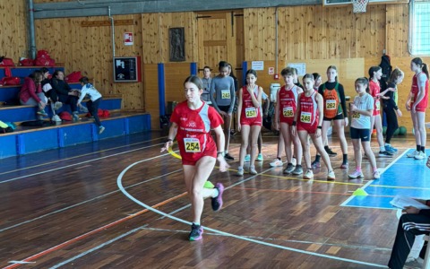 Indoor Malenca: giovani atleti in competizione a Caspoggio