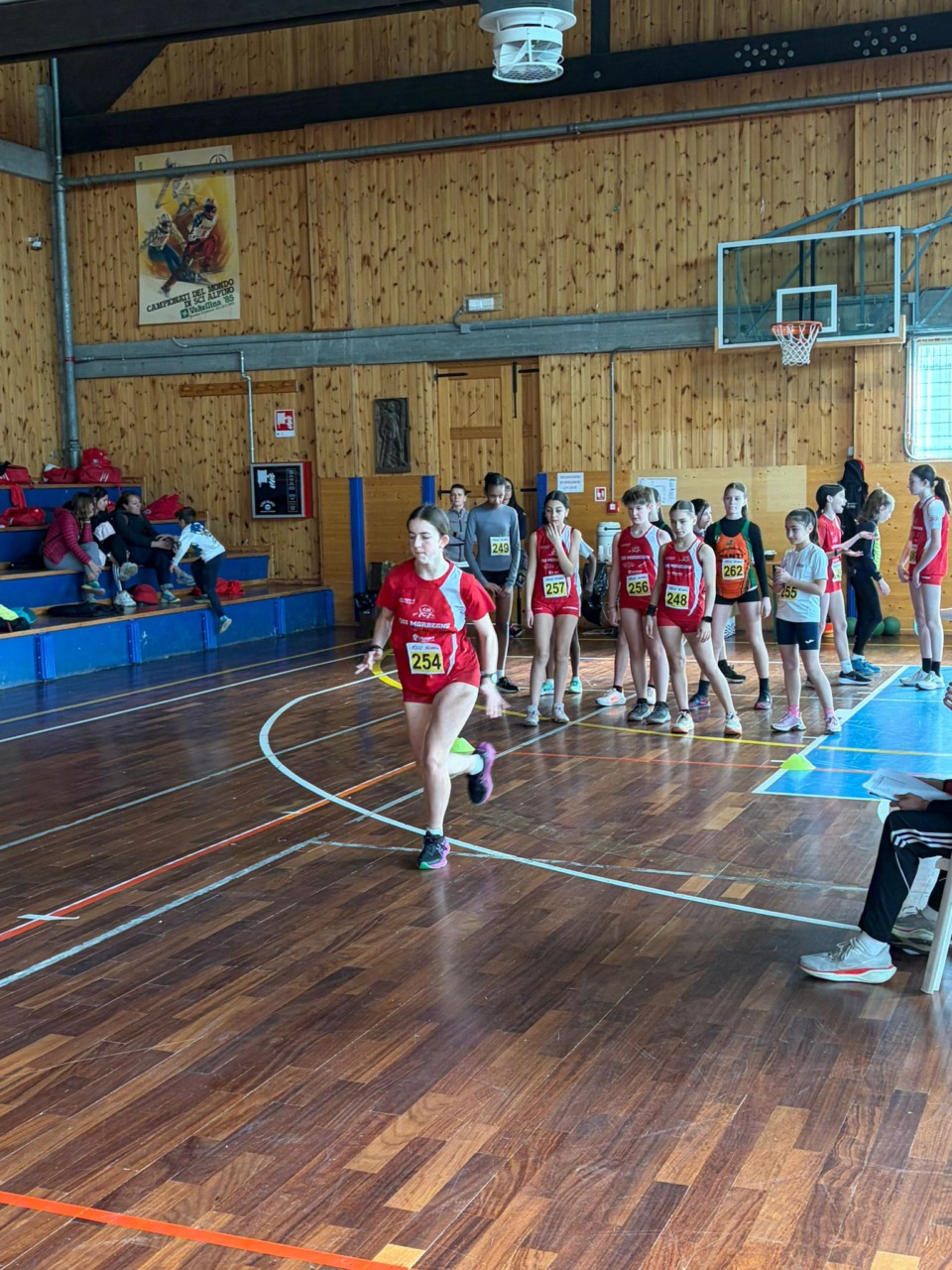 Indoor Malenca: giovani atleti in competizione a Caspoggio