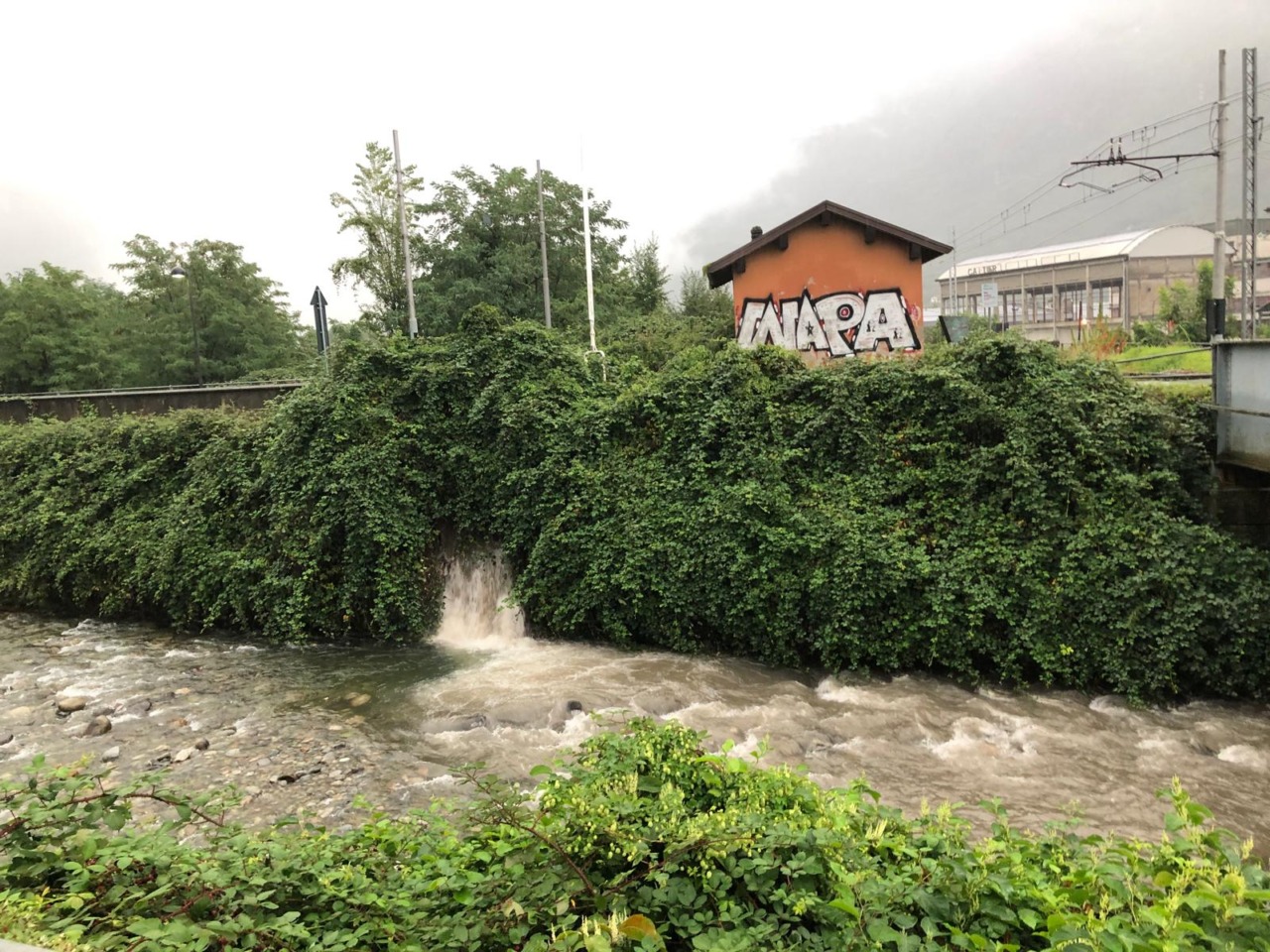 Inquinamento del torrente Poschiavino: sversamenti fognari segnalati