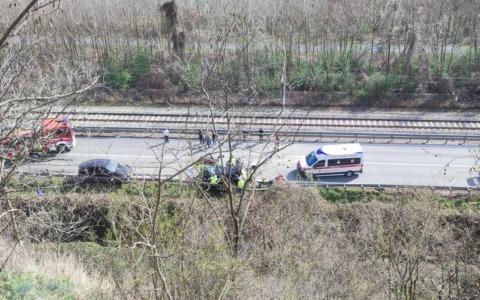 Scontro frontale sulla Statale 38 a Sondrio coinvolge quattro persone e blocca il traffico