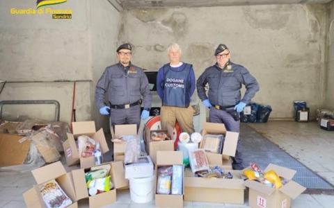 Sequestrati due quintali di alimenti avariati al valico di Piattamala