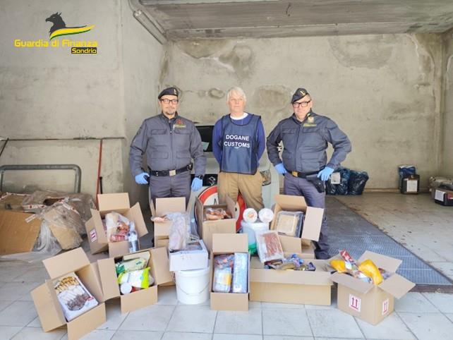 Sequestrati due quintali di alimenti avariati al valico di Piattamala