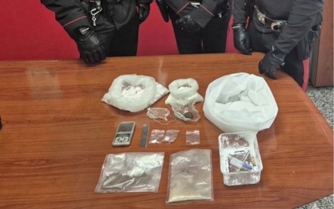 Arrestato per oltre un chilo di metanfetamina e ketamina