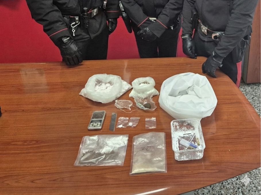 Arrestato per oltre un chilo di metanfetamina e ketamina
