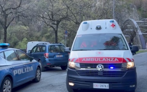 Arrestato un uomo per tentato omicidio dopo aver colpito una donna con un sasso