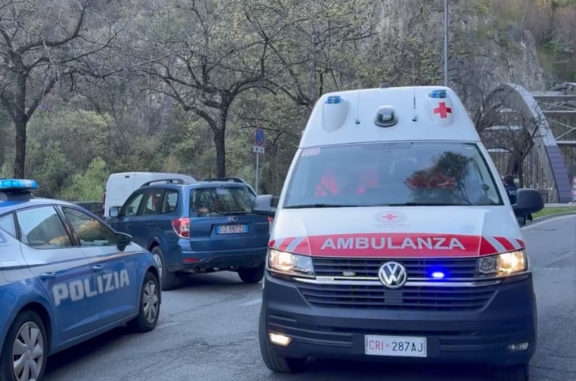 Arrestato un uomo per tentato omicidio dopo aver colpito una donna con un sasso