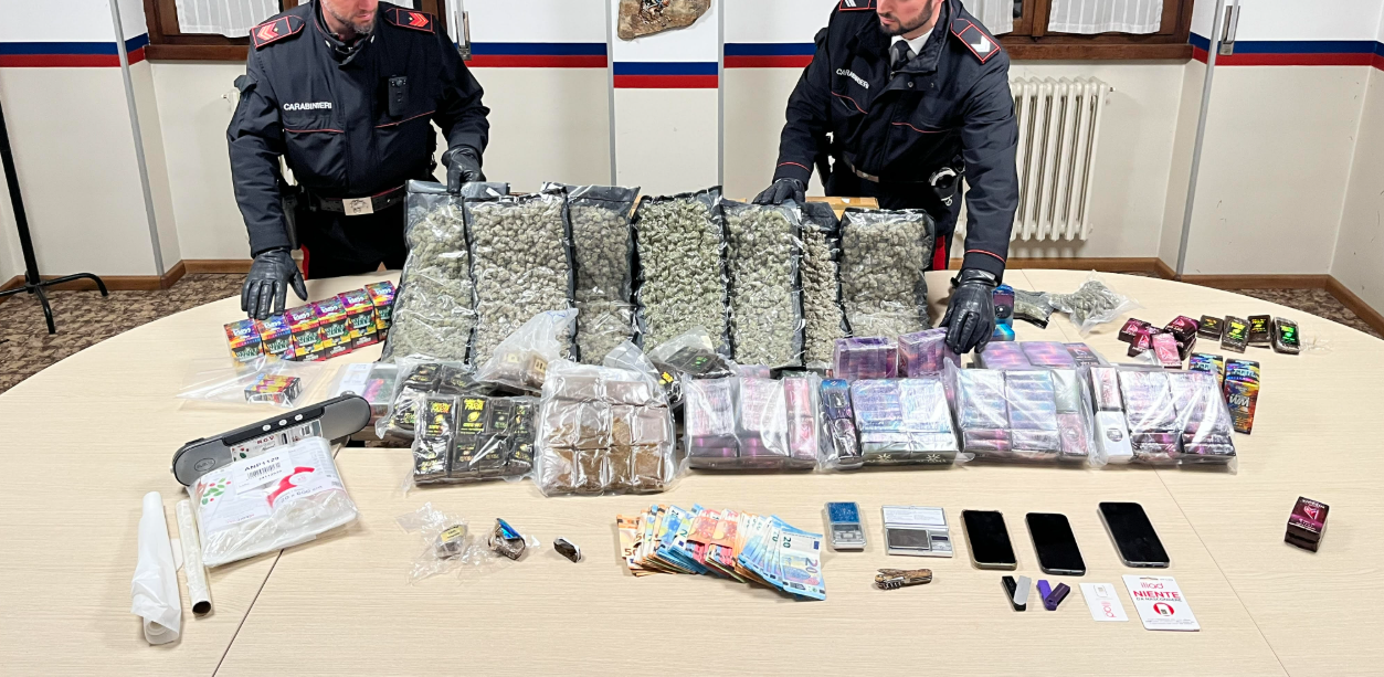 Arresto per detenzione e spaccio di sostanze stupefacenti