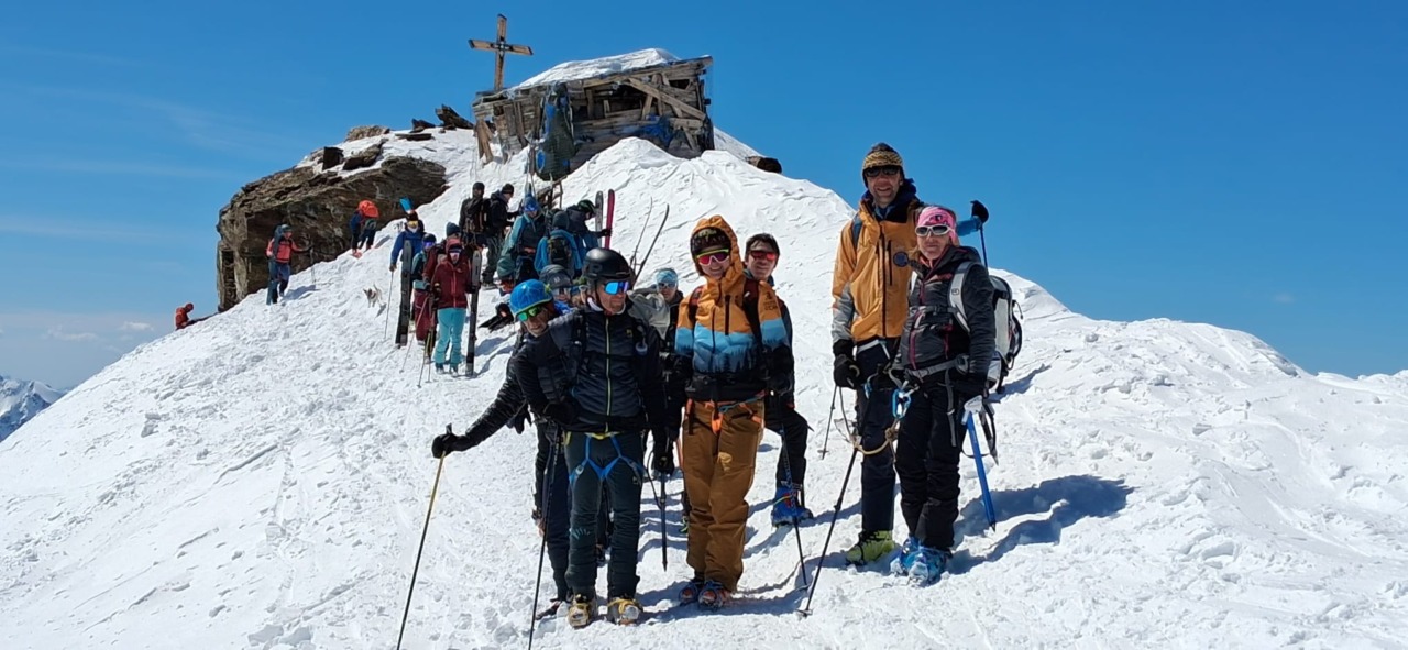 Il Cai raggiunge la vetta del monte Cevedale