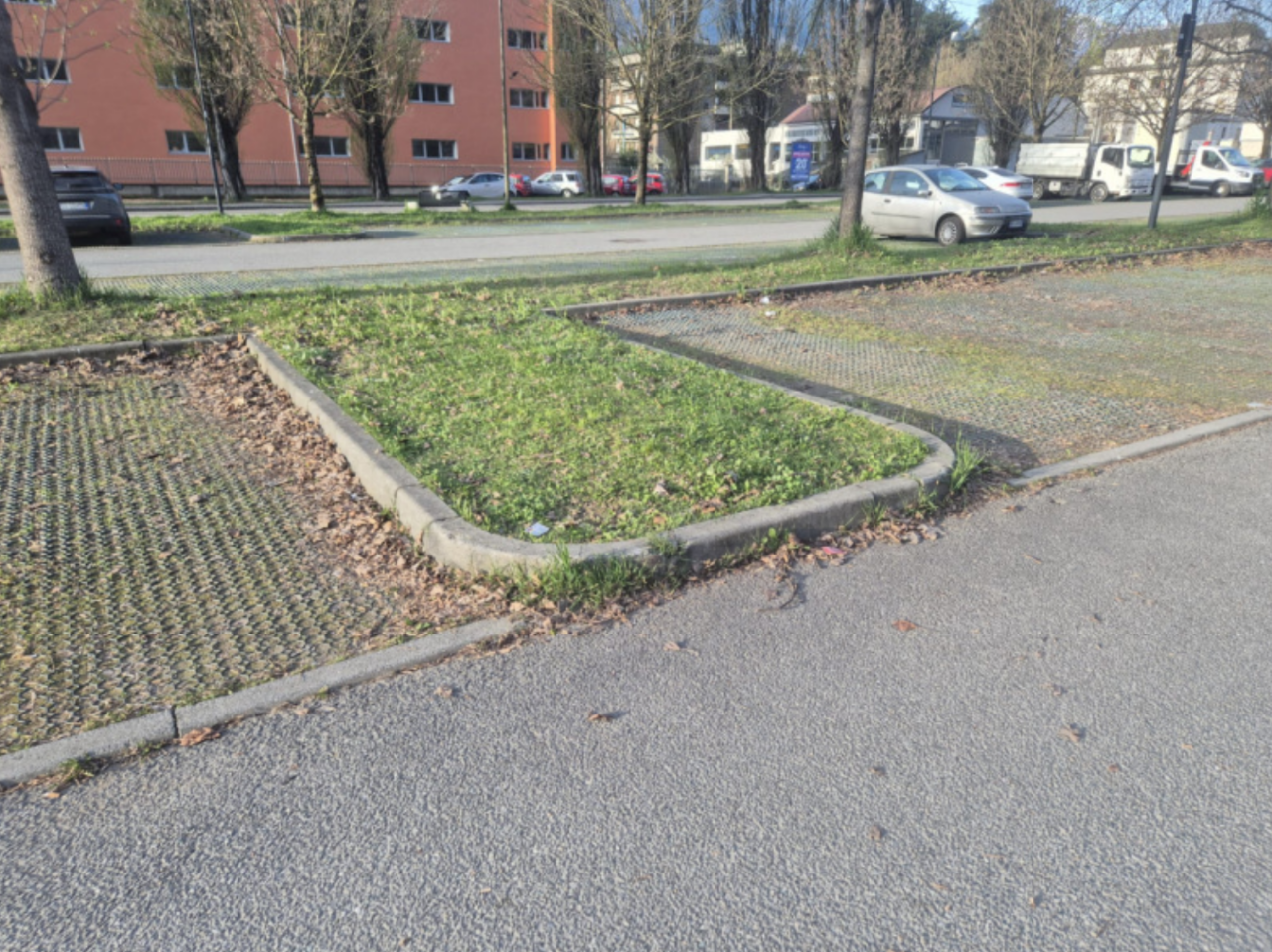 Il parcheggio del cimitero si espande: da 200 a 234 posti disponibili