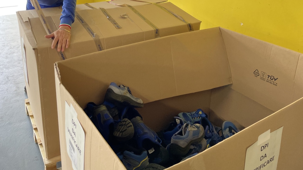 Le calzature dei portalettere diventano pavimenti antitrauma per bambini