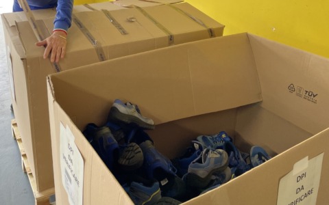 Le calzature dei portalettere diventano pavimenti antitrauma per bambini