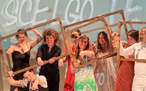 Lo spettacolo “Scelgo Te” all’auditorium Trombini per la Biennale di Sondrio 2026