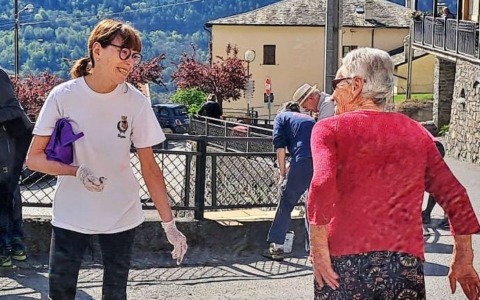 Volontari al lavoro per abbellire Baruffini durante il Sabato del Villaggio