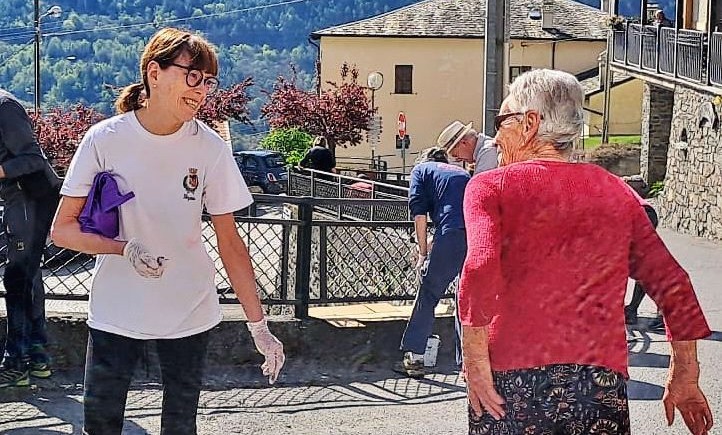 Volontari al lavoro per abbellire Baruffini durante il Sabato del Villaggio