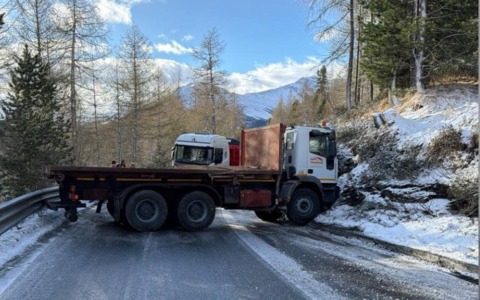 Camion coinvolto in un incidente sul Passo del Foscagno