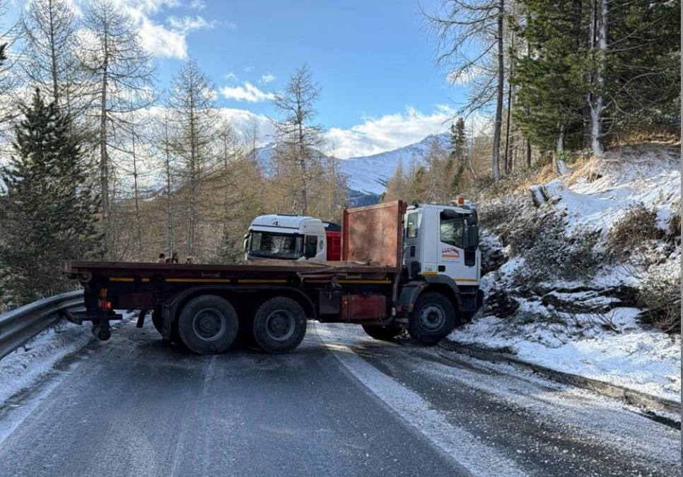 Camion coinvolto in un incidente sul Passo del Foscagno