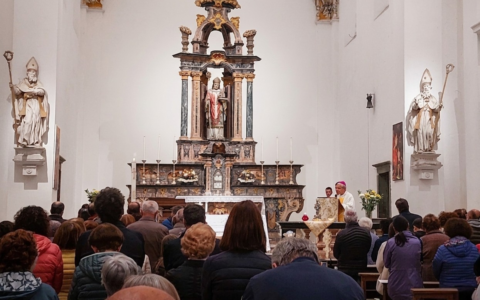 Fedeli si riuniscono nella chiesa di San Gottardo