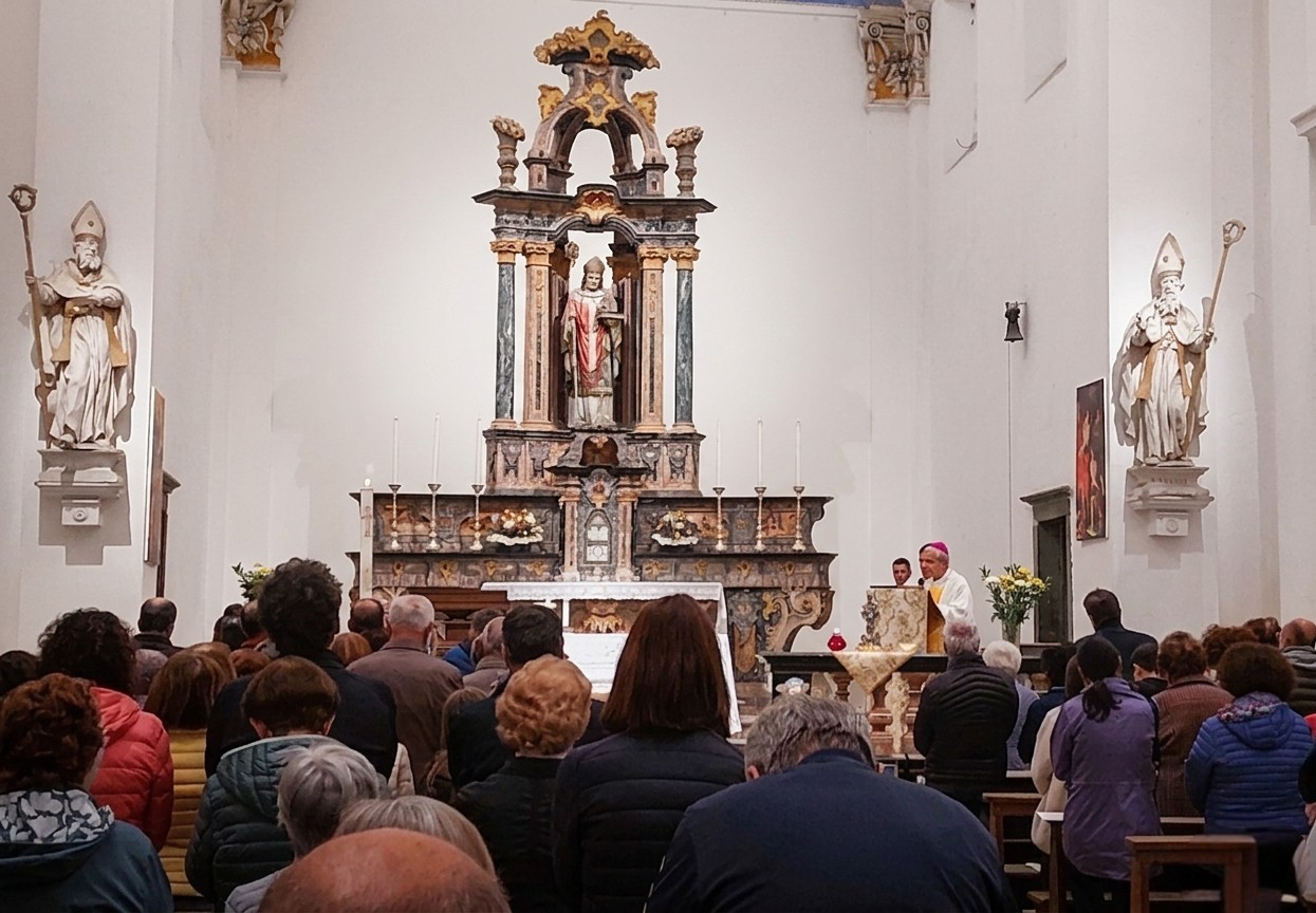 Fedeli si riuniscono nella chiesa di San Gottardo