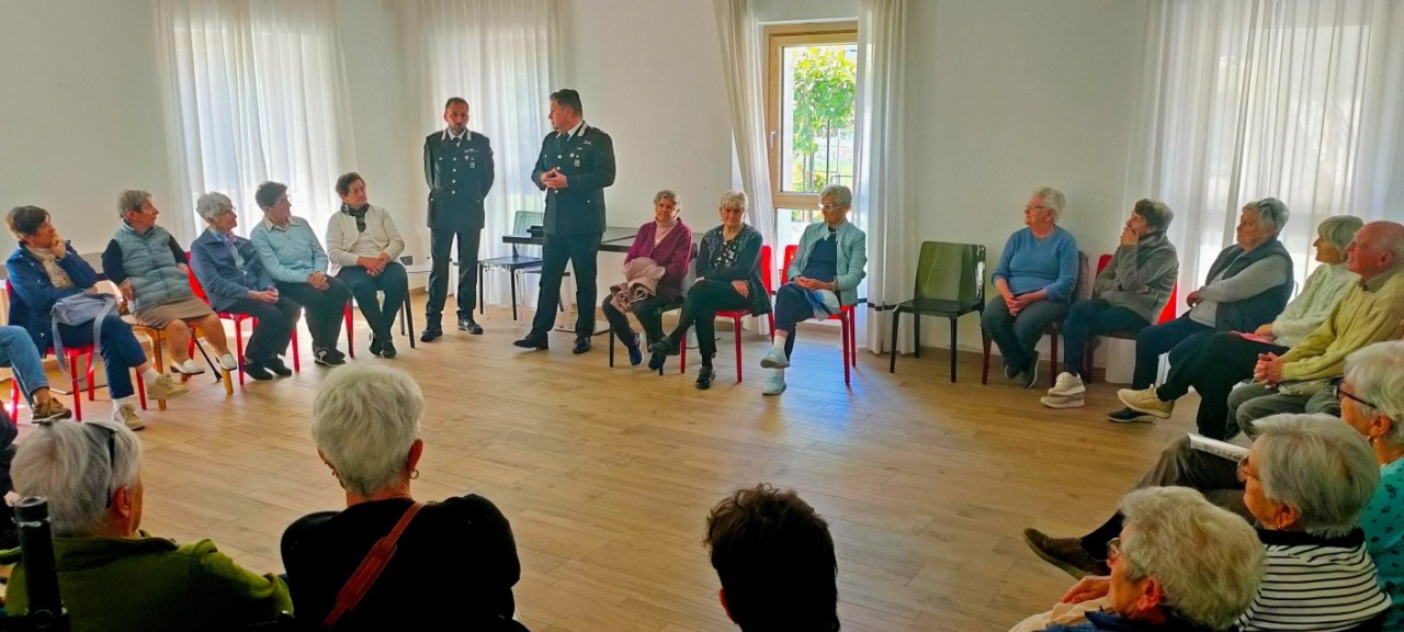 I Carabinieri avvisano gli anziani sulle truffe