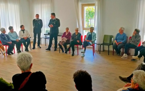 I Carabinieri avvisano gli anziani sulle truffe