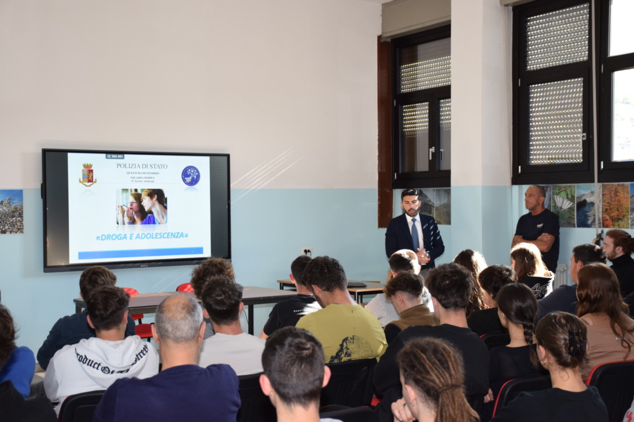 I pericoli legati all’uso della droga: la Polizia incontra gli studenti del Besta Fossati