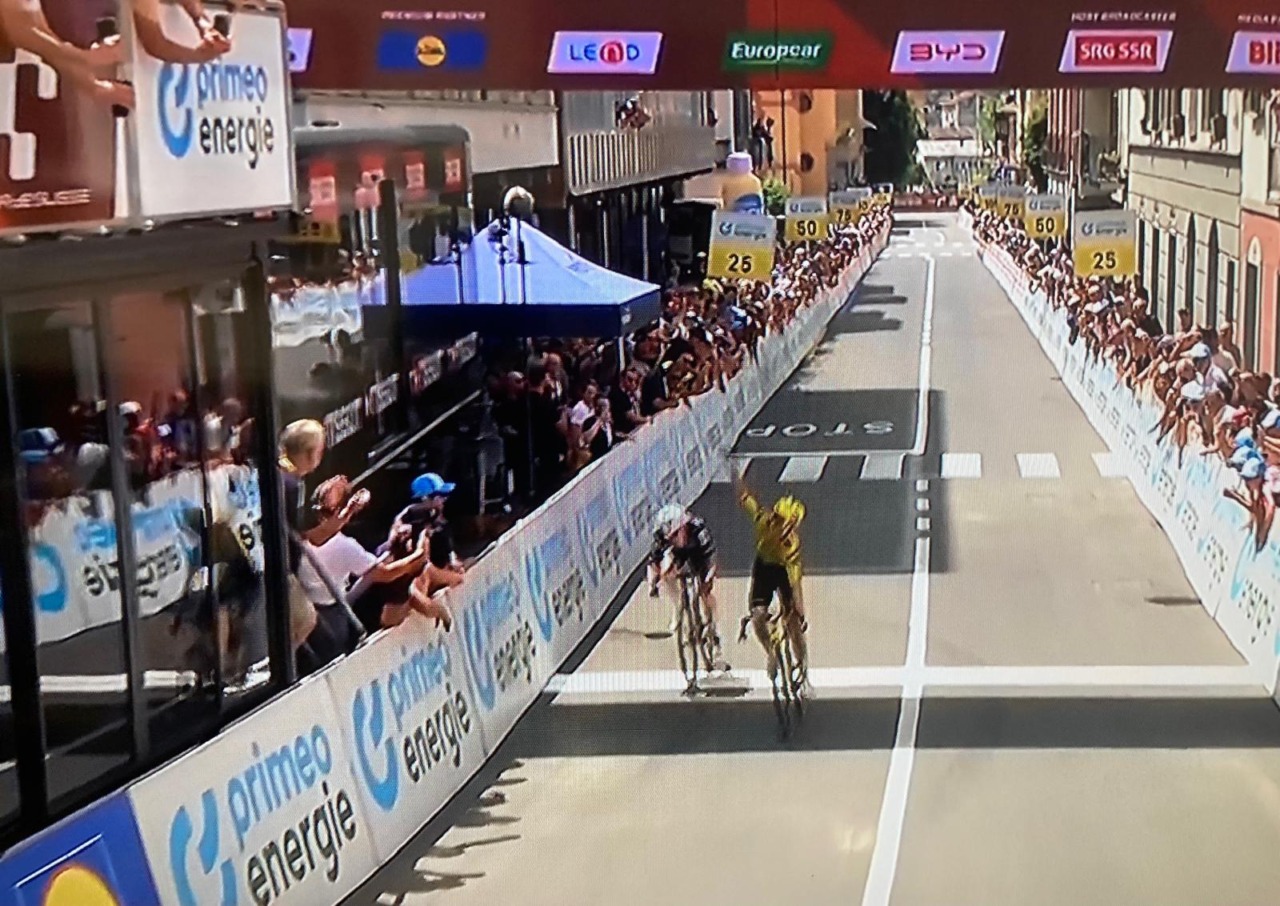 Femke De Vries conquista la tappa di Sondrio al Tour de Suisse femminile