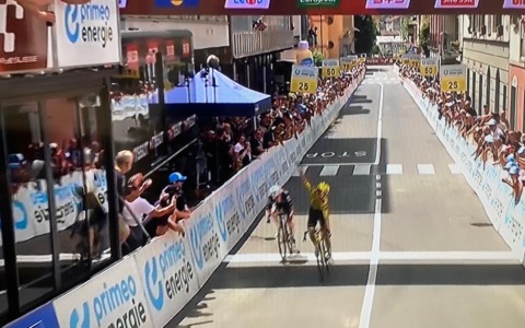 Femke De Vries conquista la tappa di Sondrio al Tour de Suisse femminile