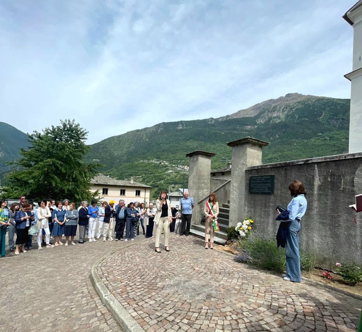 Inaugurata una targa dedicata a don Siro Cabello
